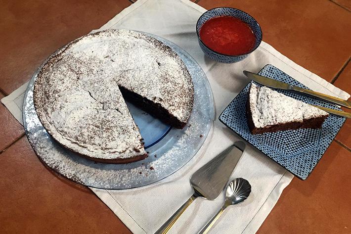tarta de chocolate con coulis de fresa